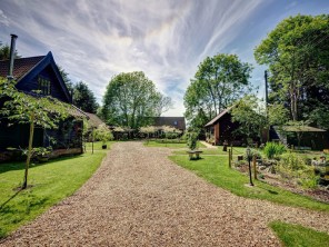 1 Bedroom Luxurious Alde Barn Cottage with Private Hot Tub near Stonham Aspal, Suffolk, England
